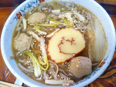 胡麻香る☆ひろっこ鶏団子しめじ伊達巻キムチ蕎麦